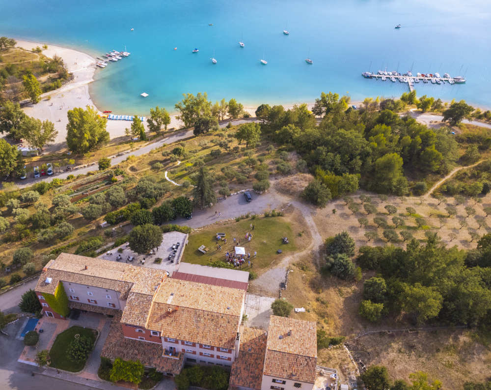 Vue aérienne de l'Auberge des Salles dans le Verdon