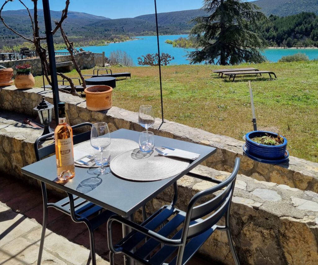 Détente et plaisirs à la terrasse du Restaurant-bar Le Feu au Lac »