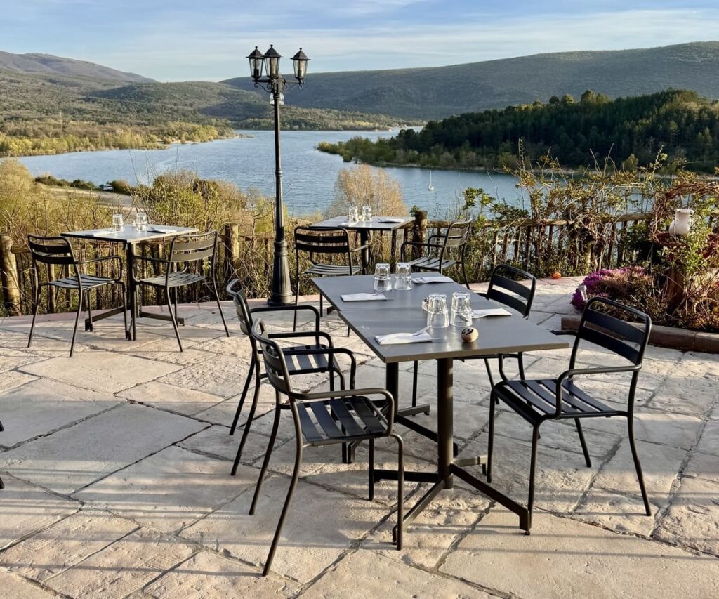 Détente et plaisirs à la terrasse du Restaurant-bar Le Feu au Lac »