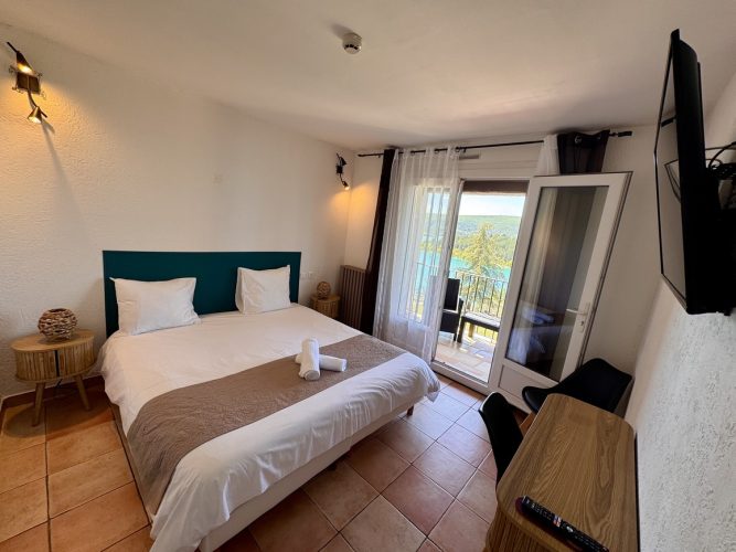 Double lake view room, auberge near Verdon Gorges