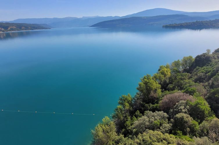 Lac de Sainte-Croix dans le Verdon, aux alentours de l'Auberge des Salles