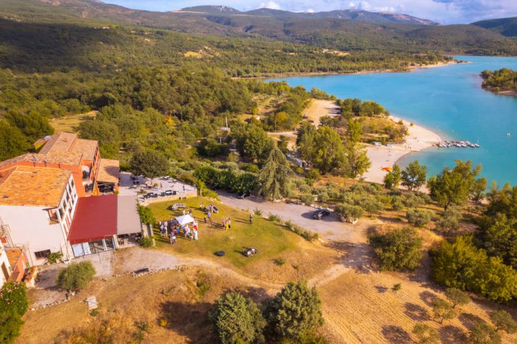 Vue aérienne de l'Auberge des Salles, Auberge dans le Verdon